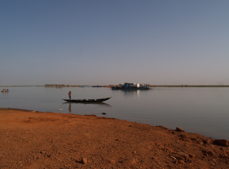 Sulla riva del Niger in attesa del bac